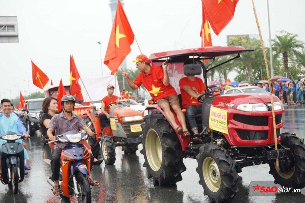 Người dân Hà Nội đội mưa, lái máy cày đến đón đội tuyển Olympic Việt Nam trở về Ảnh 5