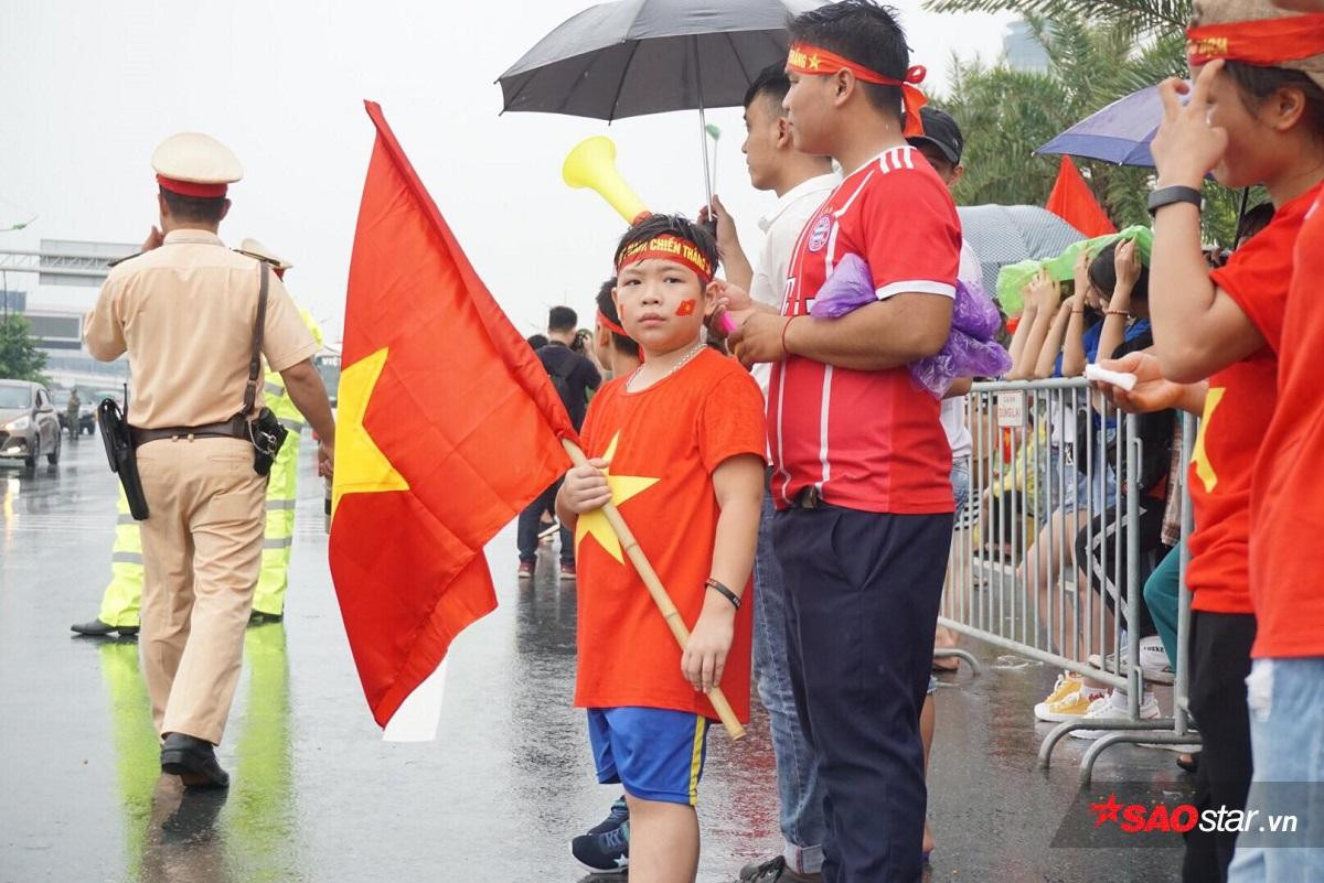 Người dân Hà Nội đội mưa, lái máy cày đến đón đội tuyển Olympic Việt Nam trở về Ảnh 8