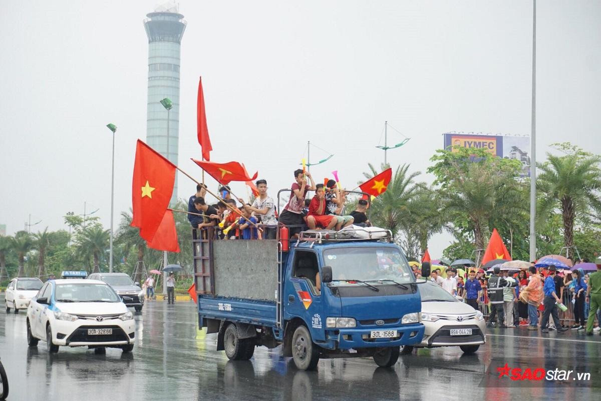 Người dân Hà Nội đội mưa, lái máy cày đến đón đội tuyển Olympic Việt Nam trở về Ảnh 9