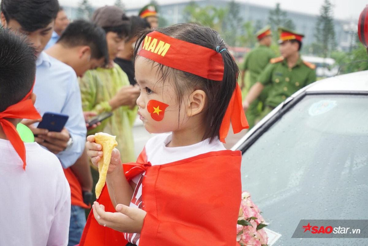 Người dân Hà Nội đội mưa, lái máy cày đến đón đội tuyển Olympic Việt Nam trở về Ảnh 10