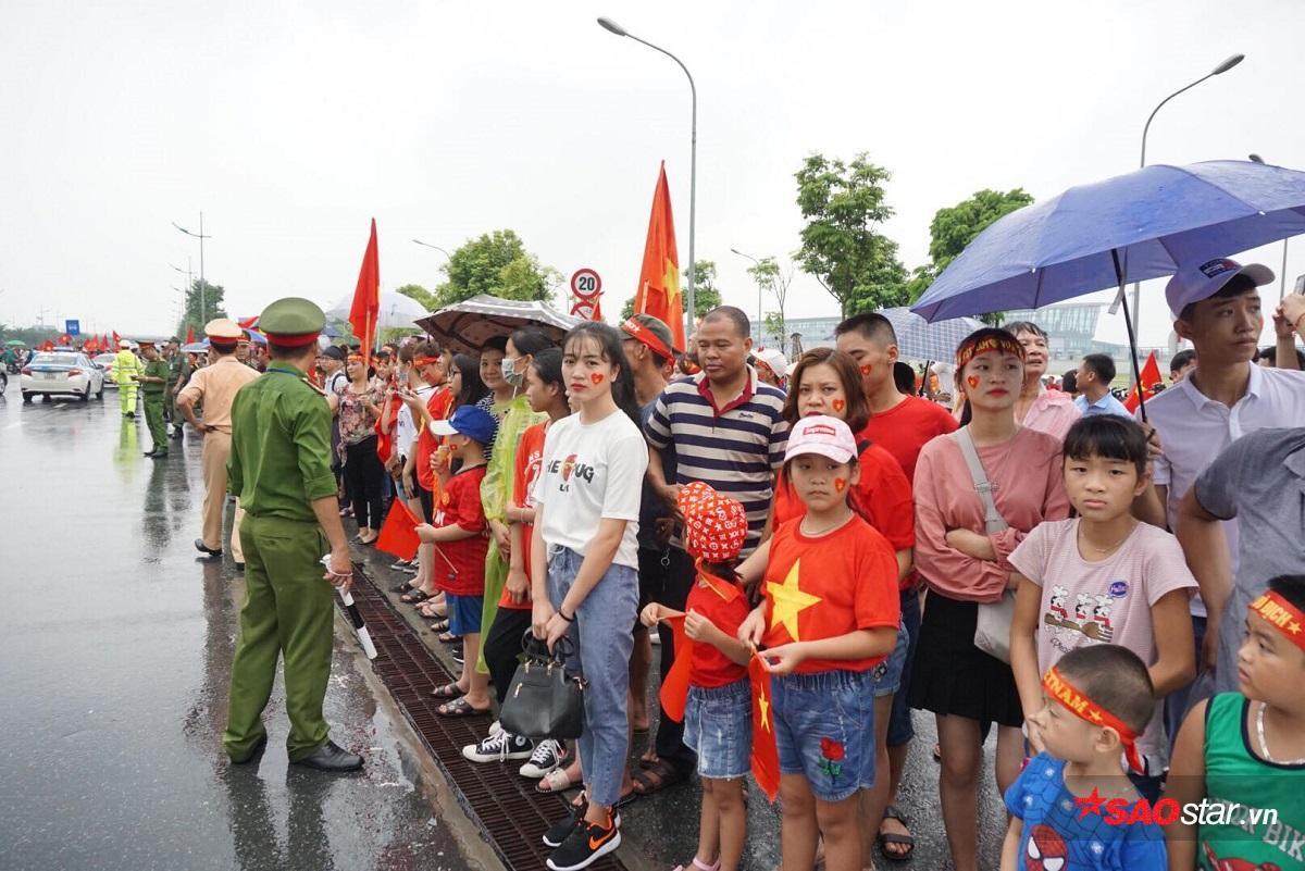 Người dân Hà Nội đội mưa, lái máy cày đến đón đội tuyển Olympic Việt Nam trở về Ảnh 11