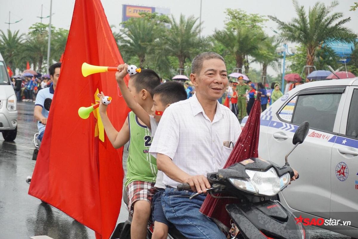 Người dân Hà Nội đội mưa, lái máy cày đến đón đội tuyển Olympic Việt Nam trở về Ảnh 13