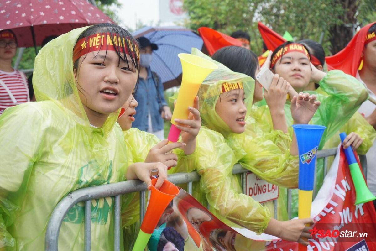 Người dân Hà Nội đội mưa, lái máy cày đến đón đội tuyển Olympic Việt Nam trở về Ảnh 7