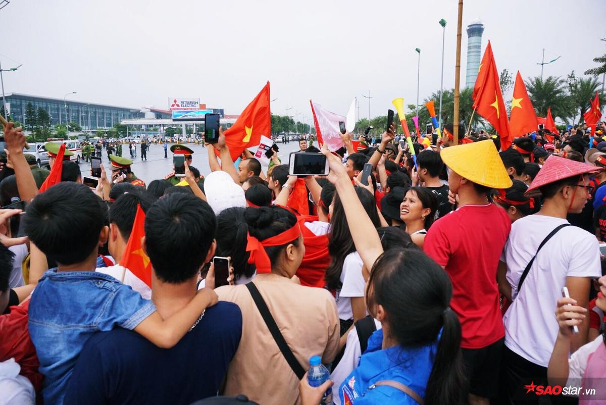 Olympic Việt Nam lặng lẽ lên xe ô tô rời sân bay Nội Bài, hàng nghìn cổ động viên ra về trong thất vọng Ảnh 1