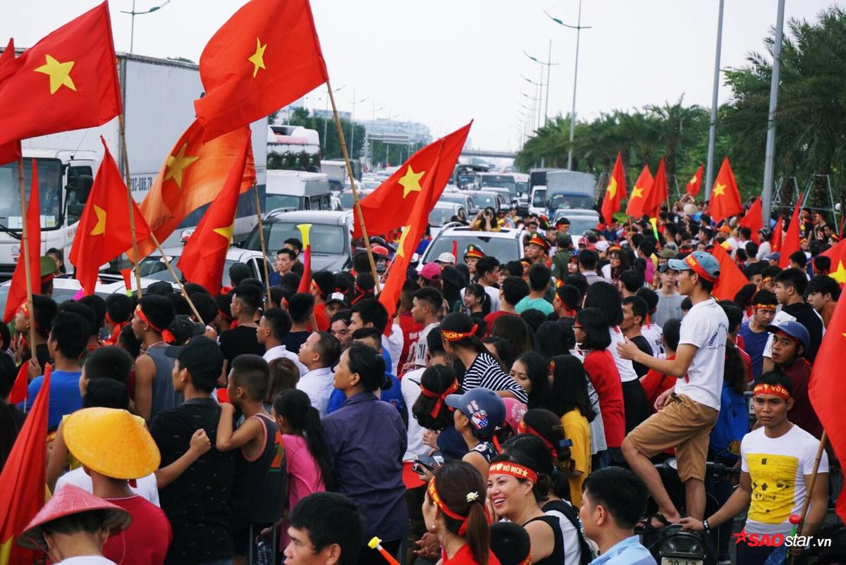 Olympic Việt Nam lặng lẽ lên xe ô tô rời sân bay Nội Bài, hàng nghìn cổ động viên ra về trong thất vọng Ảnh 4