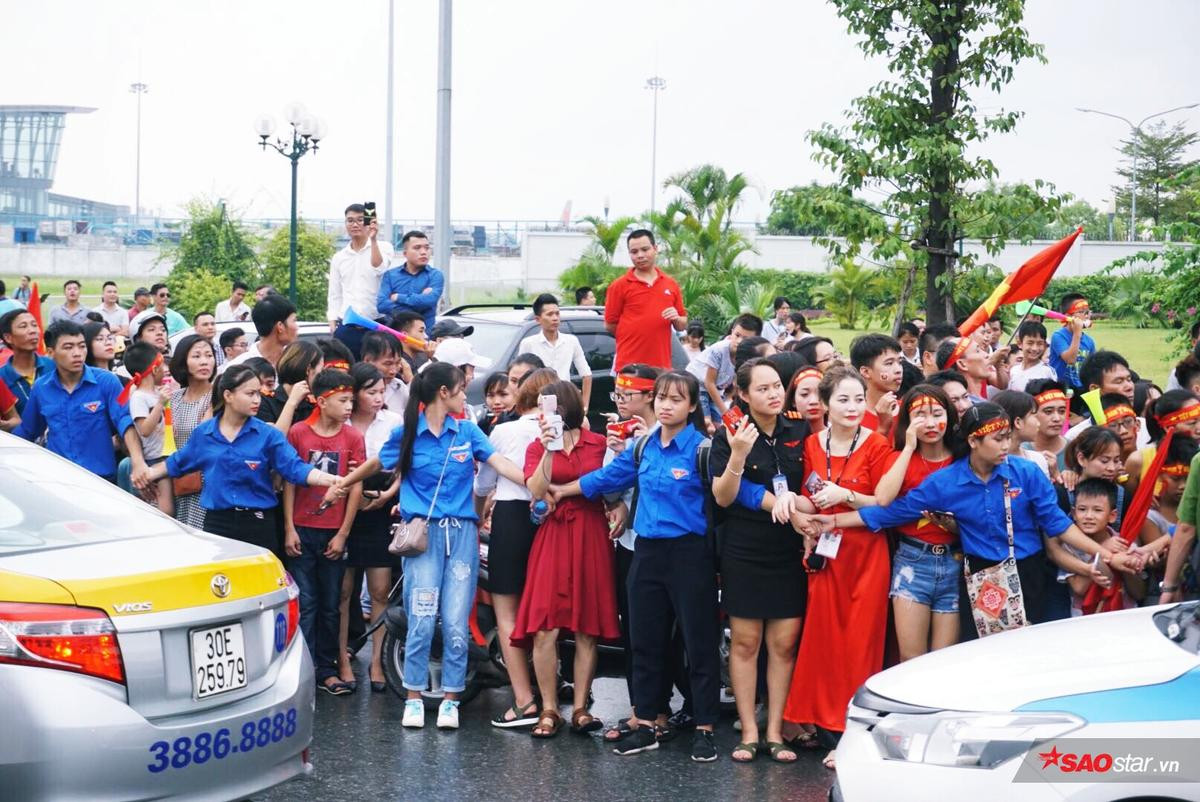 Olympic Việt Nam lặng lẽ lên xe ô tô rời sân bay Nội Bài, hàng nghìn cổ động viên ra về trong thất vọng Ảnh 7