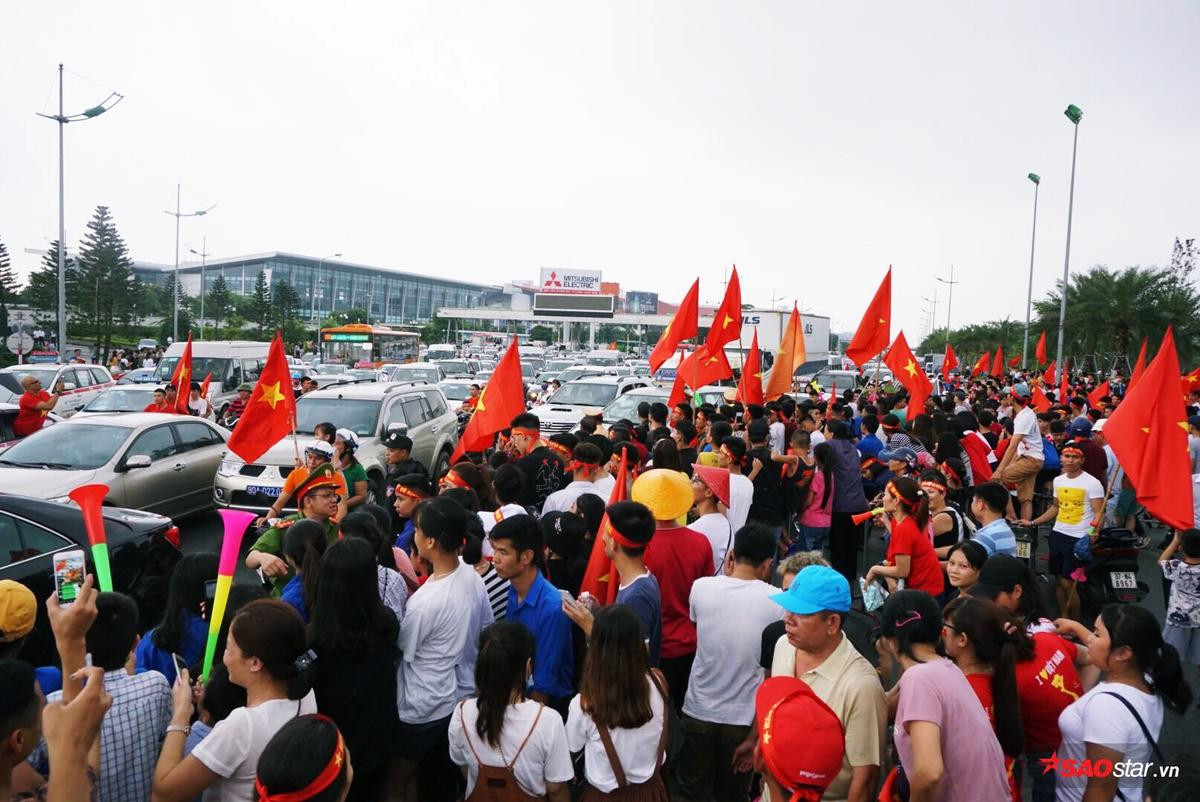 Olympic Việt Nam lặng lẽ lên xe ô tô rời sân bay Nội Bài, hàng nghìn cổ động viên ra về trong thất vọng Ảnh 9