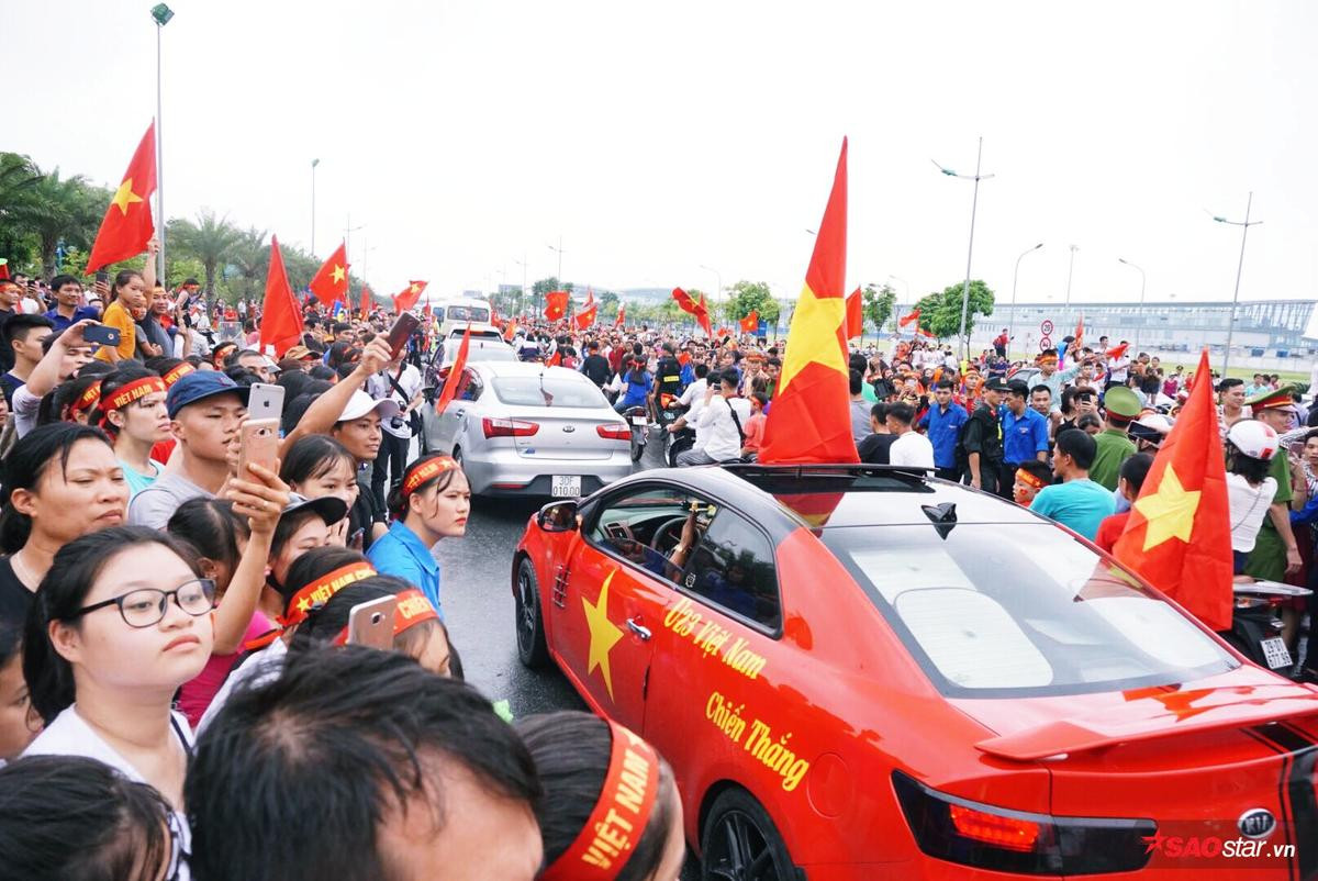 Olympic Việt Nam lặng lẽ lên xe ô tô rời sân bay Nội Bài, hàng nghìn cổ động viên ra về trong thất vọng Ảnh 10