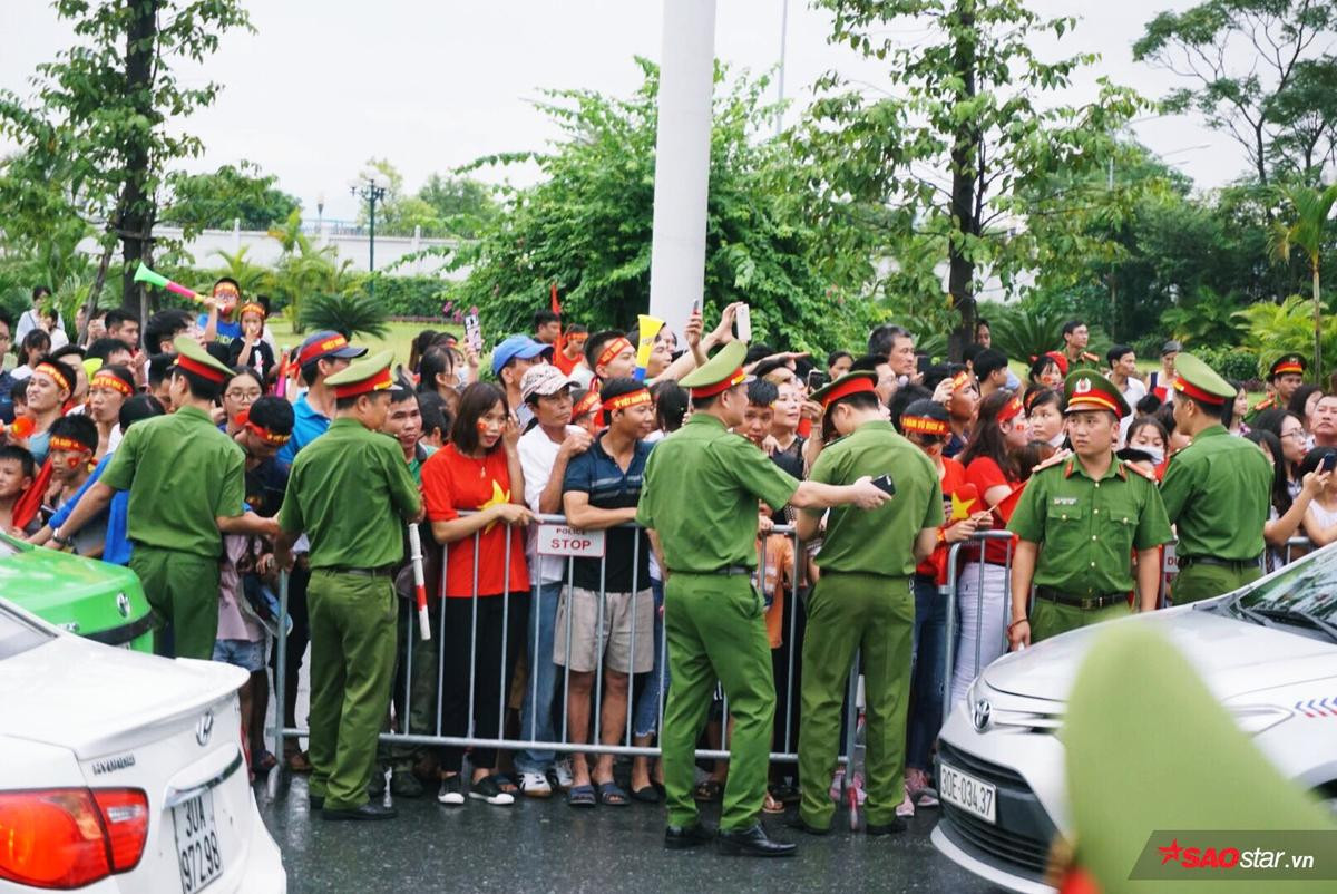 Olympic Việt Nam lặng lẽ lên xe ô tô rời sân bay Nội Bài, hàng nghìn cổ động viên ra về trong thất vọng Ảnh 8