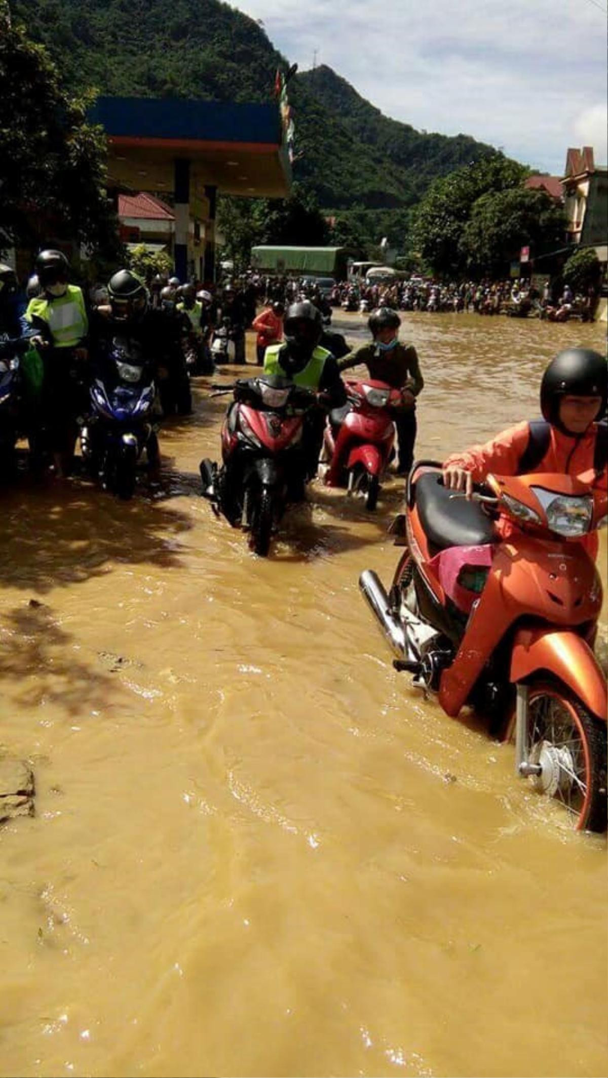 Tam Đảo Mộc Châu 'thất thủ' do khách du lịch ùn ùn kéo về nghỉ lễ Quốc Khánh Ảnh 4