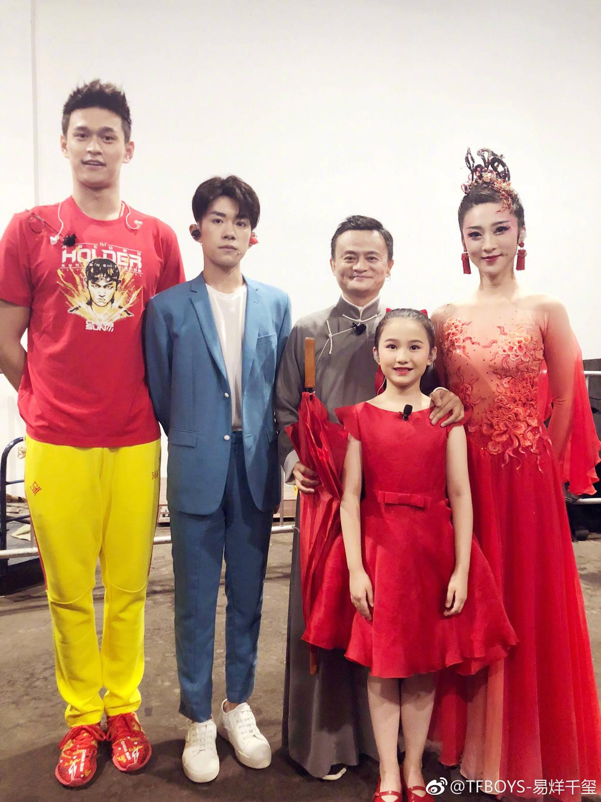 Bế mạc ASIAD 2018: Ảnh hiếm hoi của tỉ phú Jack Ma, Dịch Dương Thiên Tỉ (TFBOYS) Ảnh 11