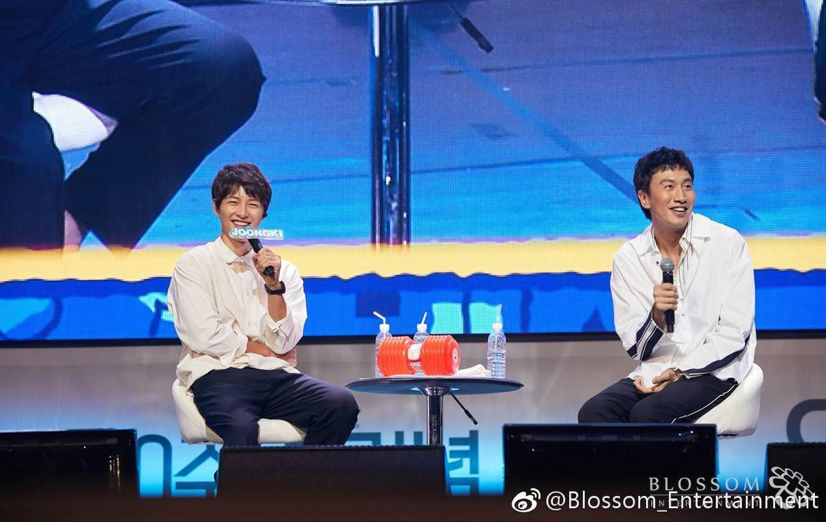 Lee Kwang Soo và Junho (2PM) tham dự fan-meeting kỷ niệm 10 năm của Song Joong Ki Ảnh 7