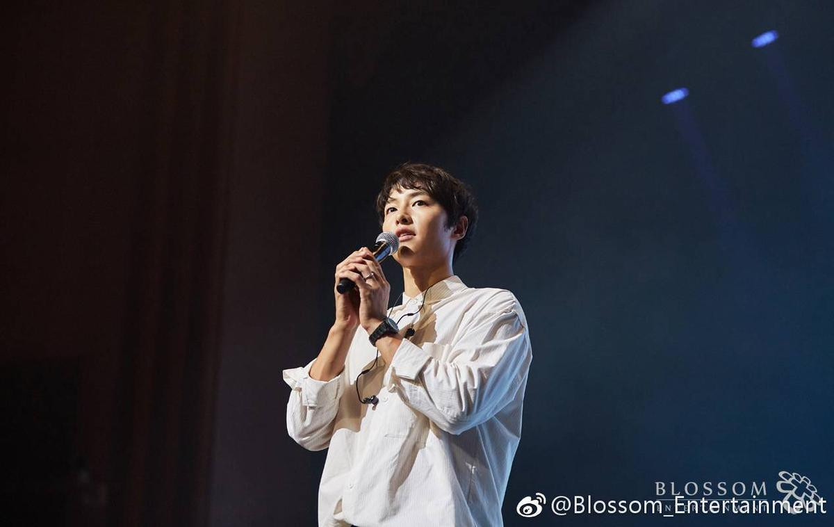 Lee Kwang Soo và Junho (2PM) tham dự fan-meeting kỷ niệm 10 năm của Song Joong Ki Ảnh 13