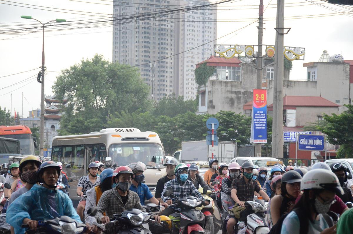 Người dân nườm nượp quay lại Thủ đô sau kỳ nghỉ lễ 2/9, nhiều tuyến đường cửa ngõ ùn tắc Ảnh 2