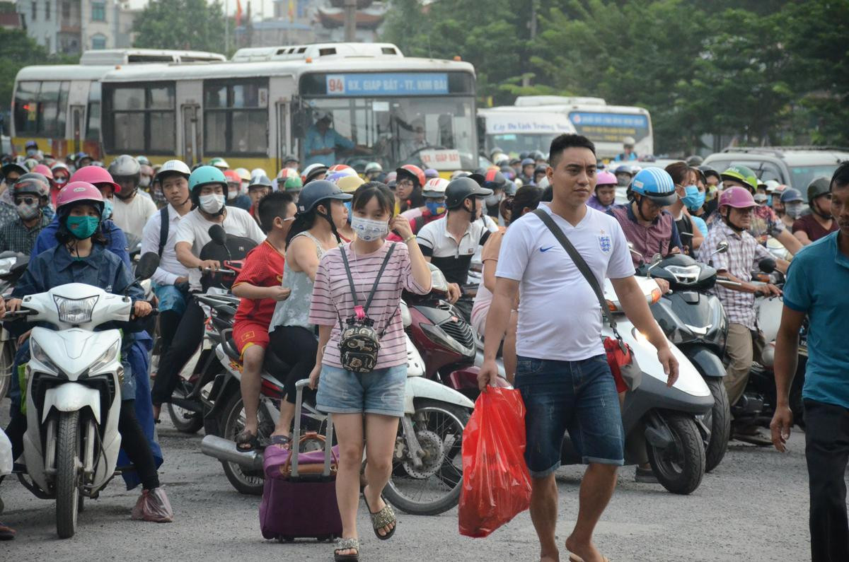 Người dân nườm nượp quay lại Thủ đô sau kỳ nghỉ lễ 2/9, nhiều tuyến đường cửa ngõ ùn tắc Ảnh 9