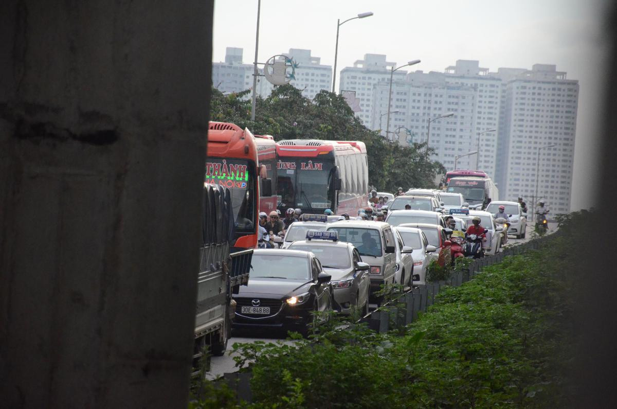 Người dân nườm nượp quay lại Thủ đô sau kỳ nghỉ lễ 2/9, nhiều tuyến đường cửa ngõ ùn tắc Ảnh 8