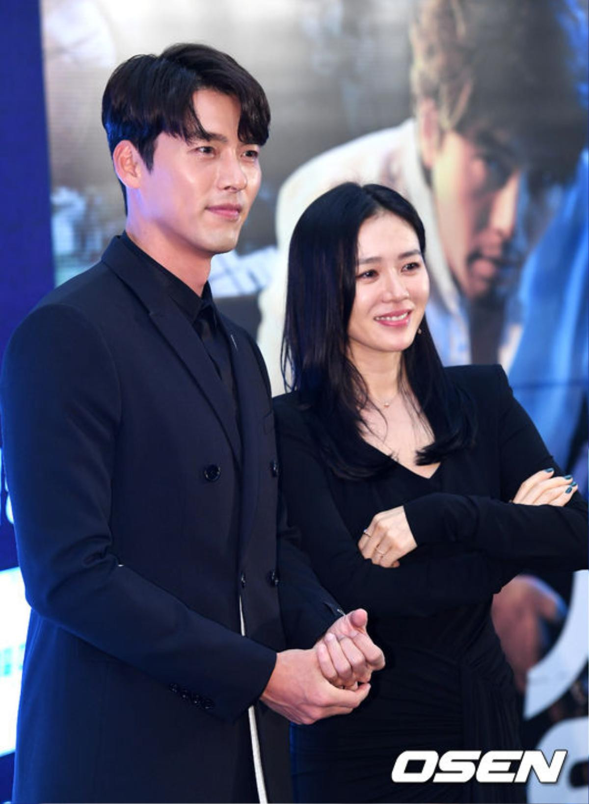 Showcase 'Negotiation': Bấn loạn khi 'chị đẹp' Son Ye Jin thân mật ôm eo Hyun Bin - Fan chuẩn bị 'chèo thuyền' Ảnh 17