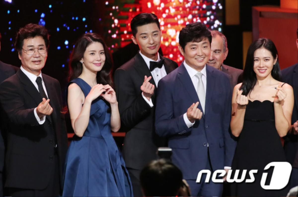 Seoul International Drama Awards 2018: Son Ye Jin đến trễ, hở bạo nhưng vẫn thắng giải cùng Park Seo Joon và Lee Bo Young Ảnh 19