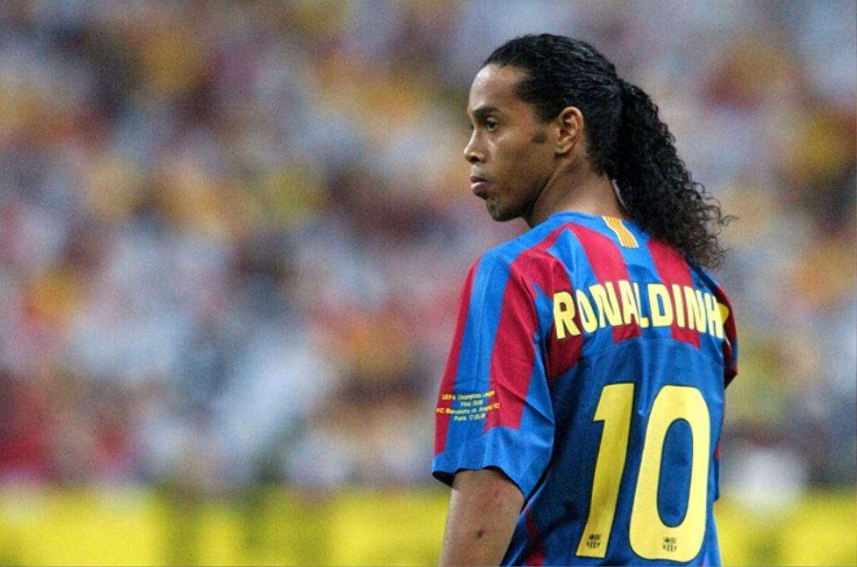 Ronaldinho yêu cầu Barca 'treo' áo số 10 của Messi Ảnh 1