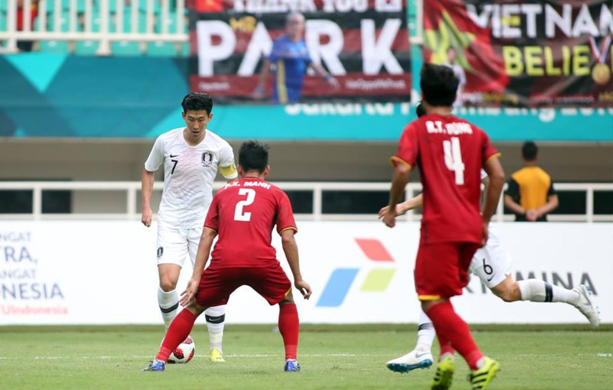 Báo châu Á: Siêu tiền đạo Malaysia 'đá bay' Công Phượng, Son Heung Min Ảnh 1