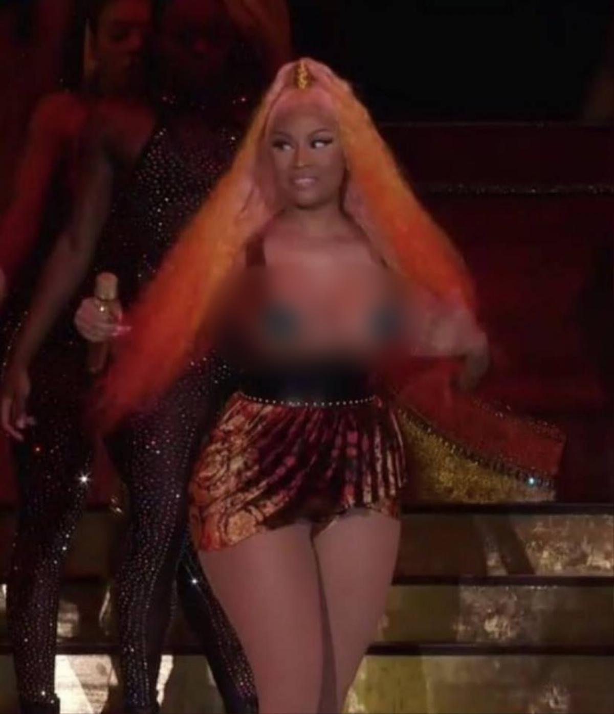 Tiếp tục gặp sự cố 'chiếc áo phản chủ' trên sân khấu: Nicki Minaj nên đi… giải hạn gấp! Ảnh 1