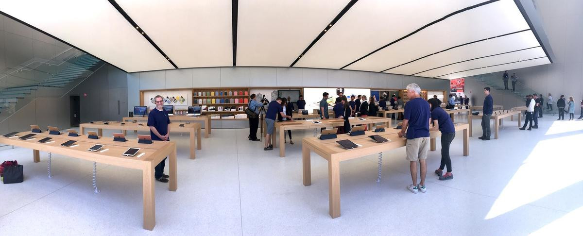 Bí mật khiến ai cũng phải bất ngờ về những chiếc bàn gỗ trong tất cả cửa hàng Apple Store Ảnh 1