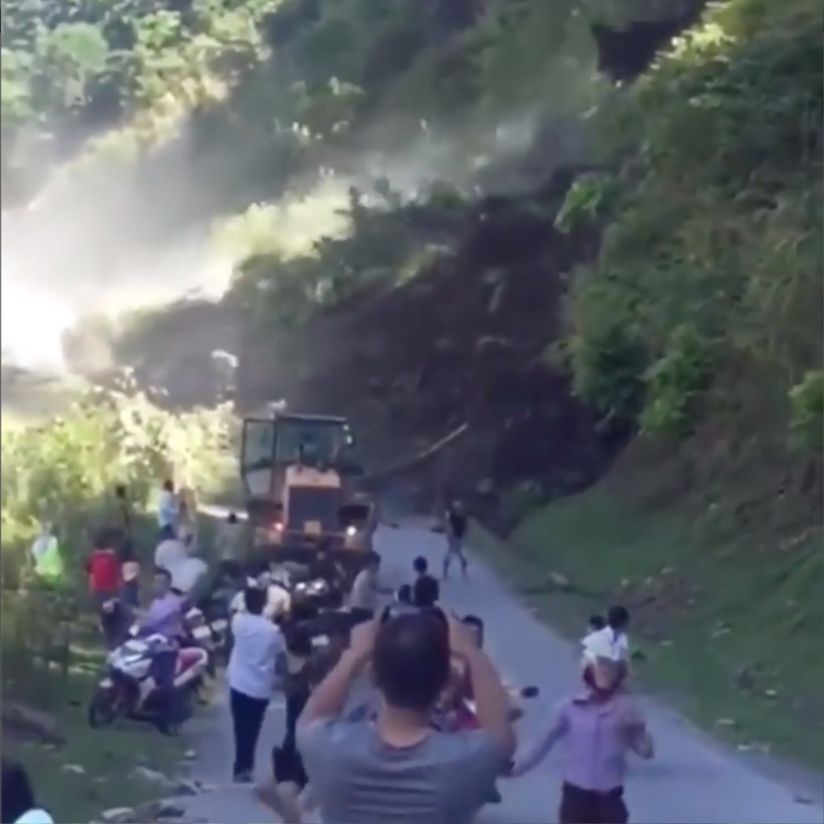 Clip: Nguyên một mảng núi đổ sụp xuống ngay trước mắt người dân tạo cảnh tượng hãi hùng như trong phim thảm hoạ Ảnh 1