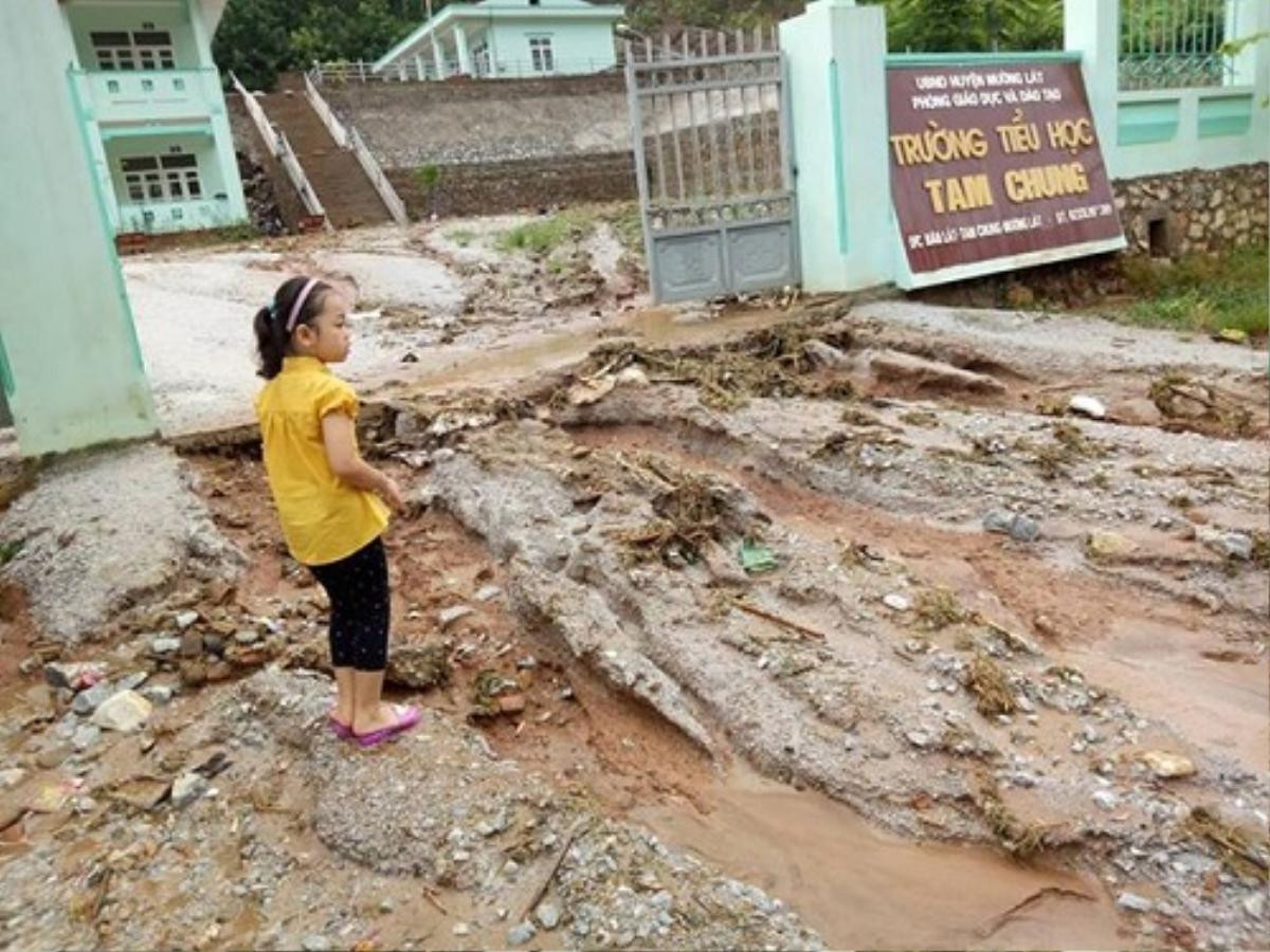 Những hình ảnh thương trào nước mắt ở vũng rốn lũ: Trường học ngập bùn đất, không kịp khai giảng ngày 5/9 Ảnh 4