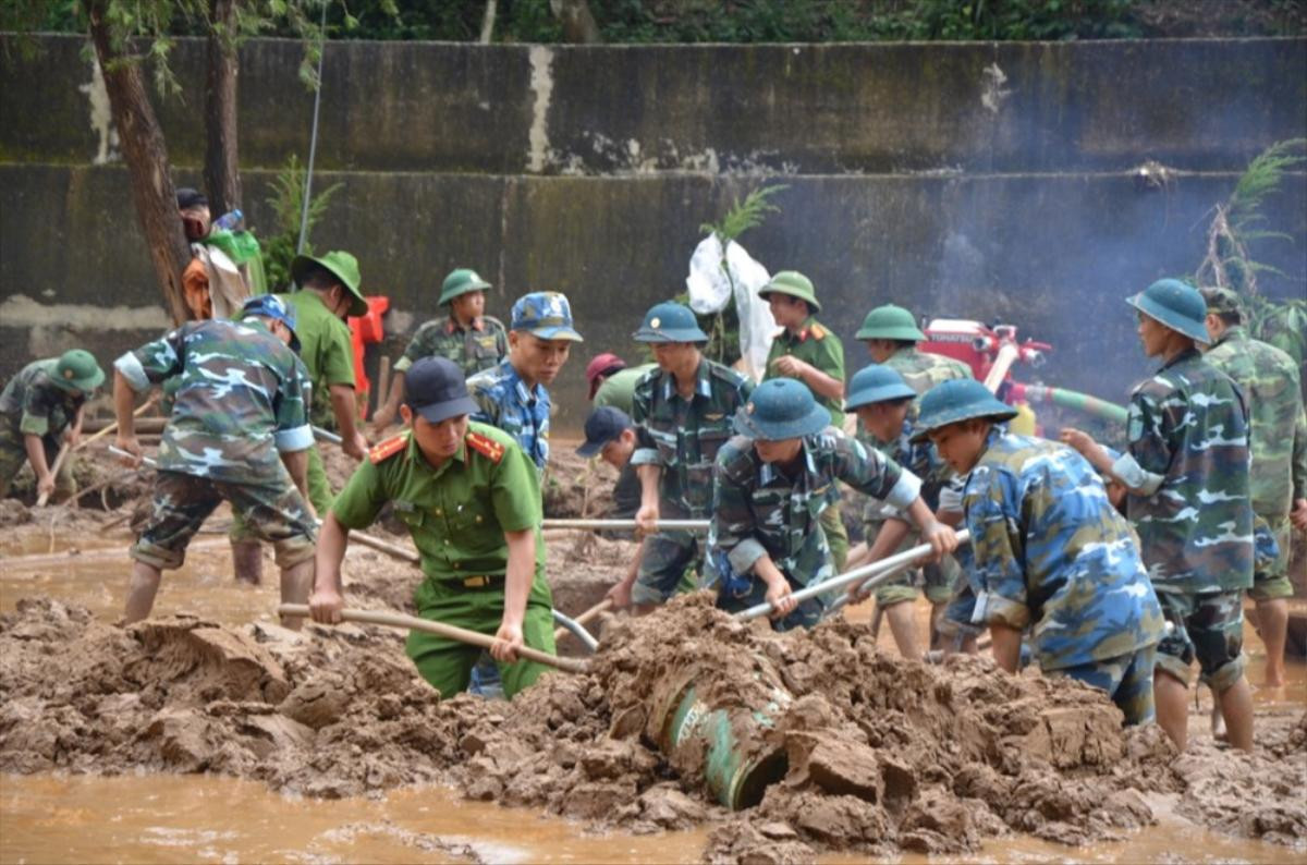 Những hình ảnh thương trào nước mắt ở vũng rốn lũ: Trường học ngập bùn đất, không kịp khai giảng ngày 5/9 Ảnh 7