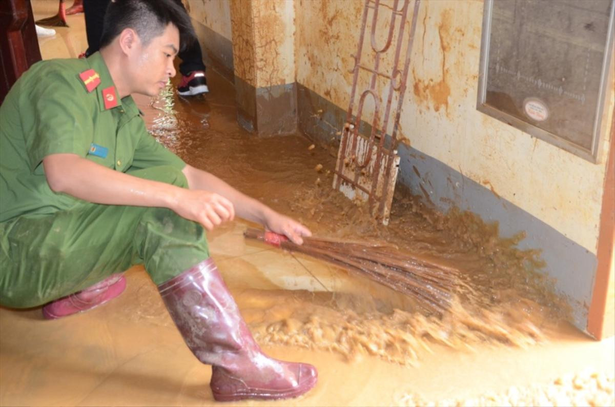 Những hình ảnh thương trào nước mắt ở vũng rốn lũ: Trường học ngập bùn đất, không kịp khai giảng ngày 5/9 Ảnh 8