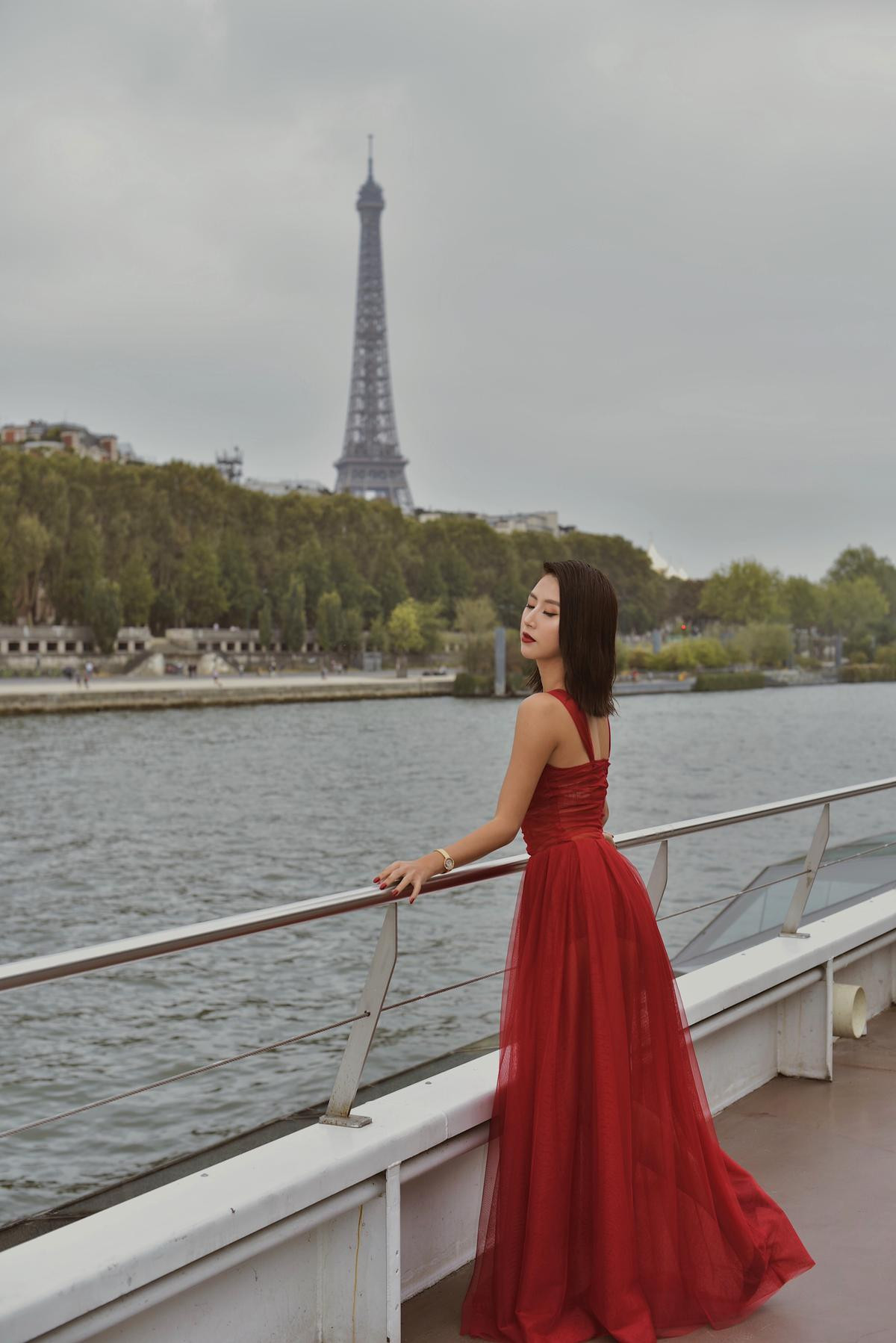 Đột nhập hậu trường ngắm Quỳnh Anh Shyn tung váy khoe chân thon giữa Paris Ảnh 4