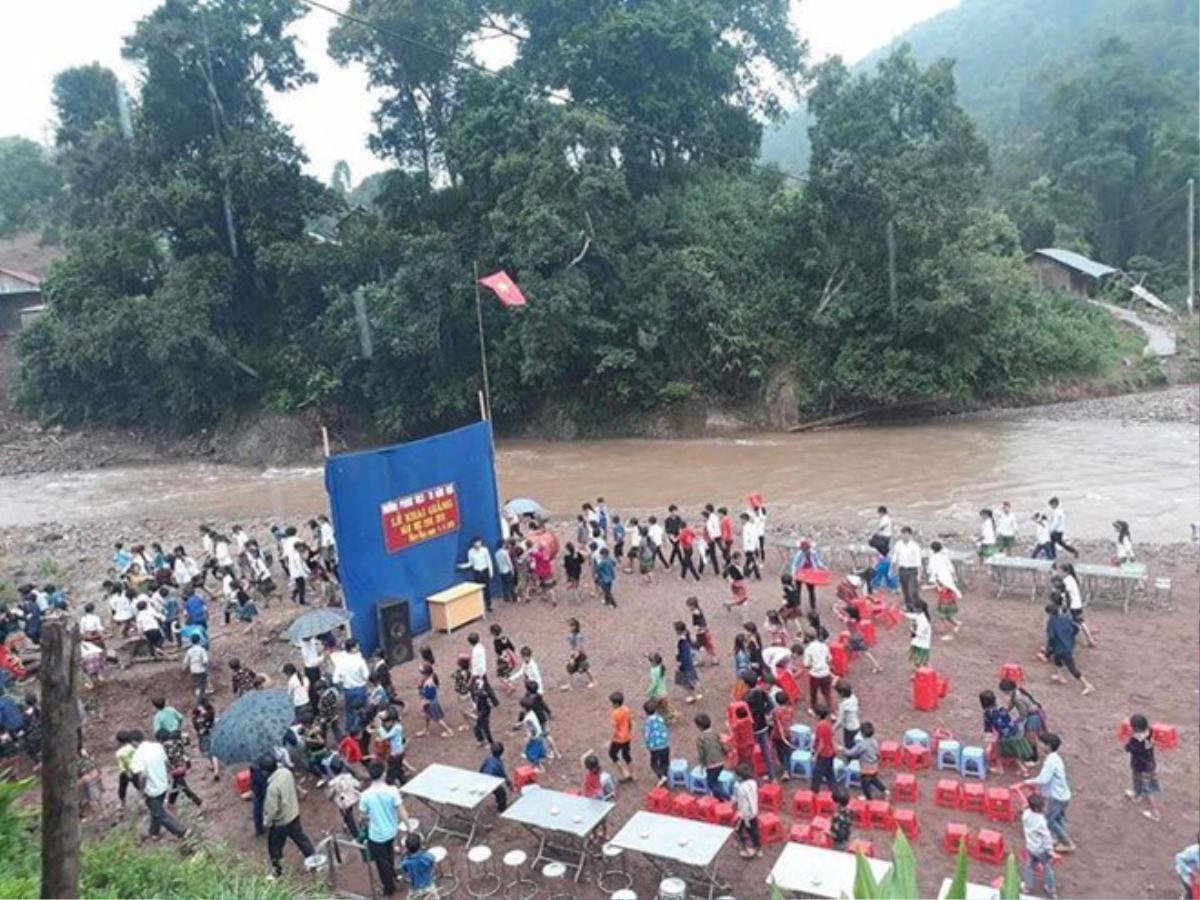 Loạt ảnh ám ảnh nhất ngày khai trường: Học sinh miền núi chui vào túi nilon vượt lũ tới trường Ảnh 5