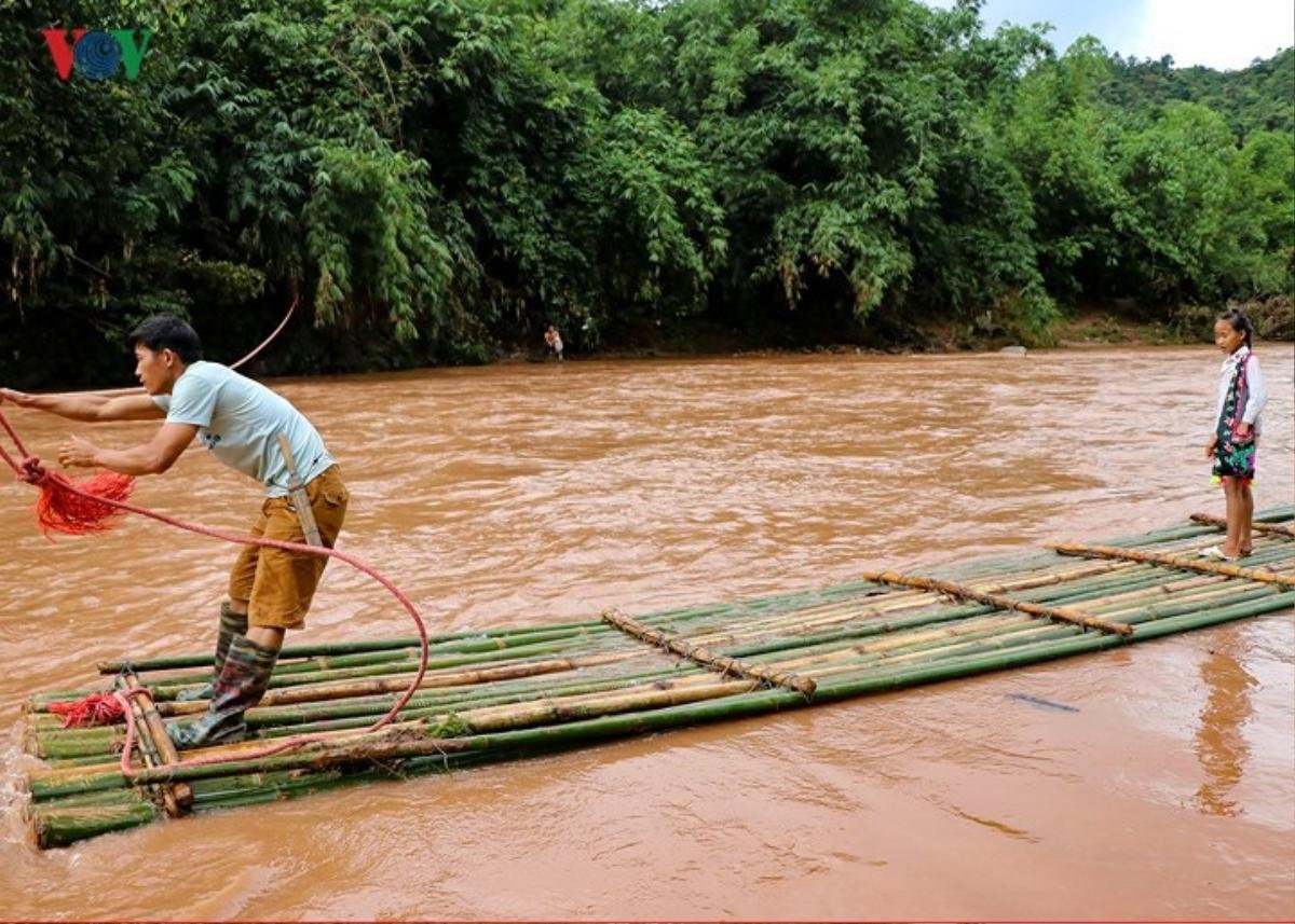 Loạt ảnh ám ảnh nhất ngày khai trường: Học sinh miền núi chui vào túi nilon vượt lũ tới trường Ảnh 3