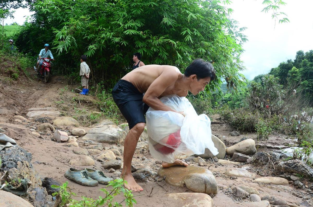 Chủ tịch huyện Mường Chà: 'Các cháu phải chui túi nilon đến trường chúng tôi xót xa lắm, chỉ mong có cây cầu' Ảnh 1