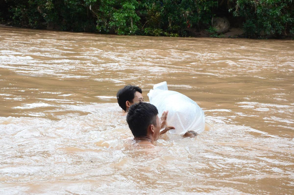 Chủ tịch huyện Mường Chà: 'Các cháu phải chui túi nilon đến trường chúng tôi xót xa lắm, chỉ mong có cây cầu' Ảnh 4