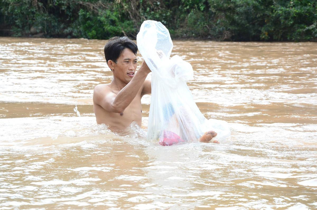 Chủ tịch huyện Mường Chà: 'Các cháu phải chui túi nilon đến trường chúng tôi xót xa lắm, chỉ mong có cây cầu' Ảnh 3