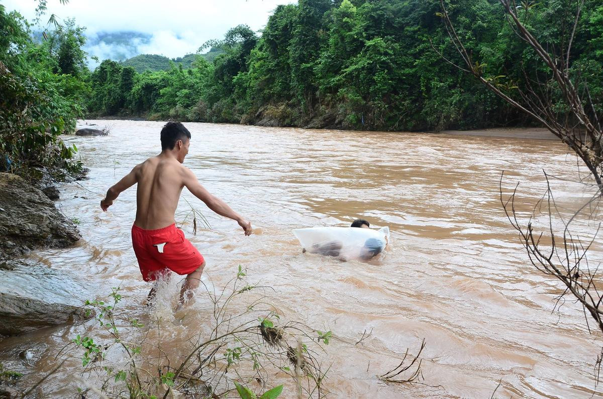 Chủ tịch huyện Mường Chà: 'Các cháu phải chui túi nilon đến trường chúng tôi xót xa lắm, chỉ mong có cây cầu' Ảnh 2