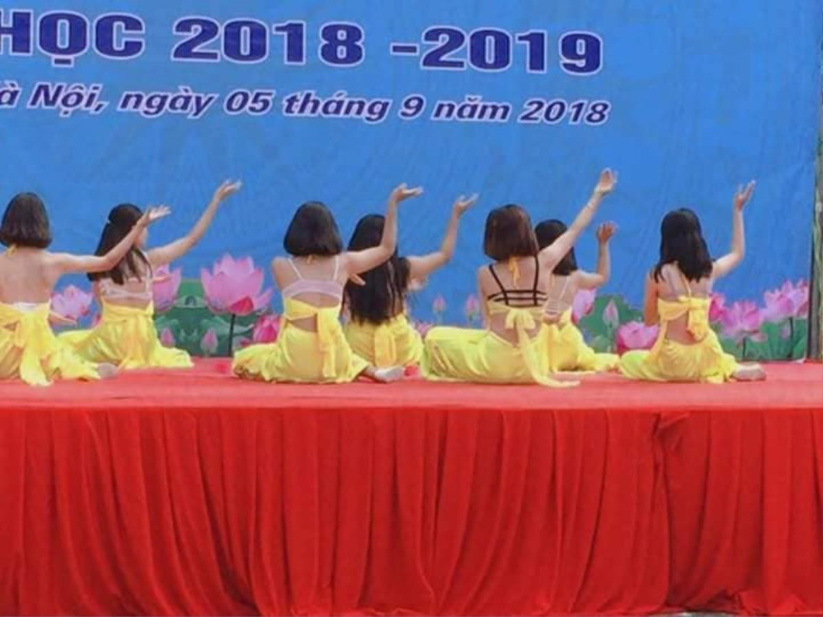 Diện trang phục phản cảm, màn trình diễn văn nghệ của teen Hà Nội trong lễ khai giảng gây xôn xao Ảnh 2