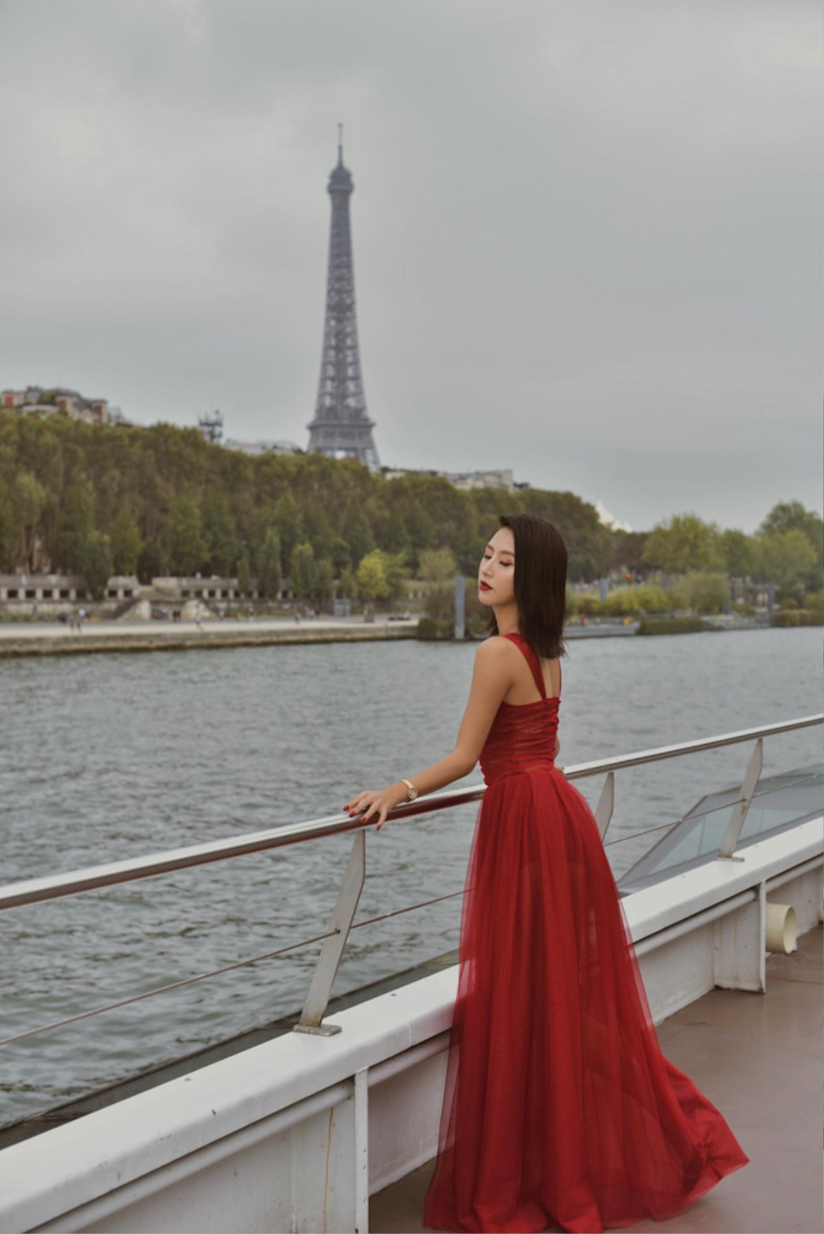 Quỳnh Anh Shyn sang chảnh ngồi ghế đầu dự fashion show của Jessica Minh Anh tại Paris Ảnh 1