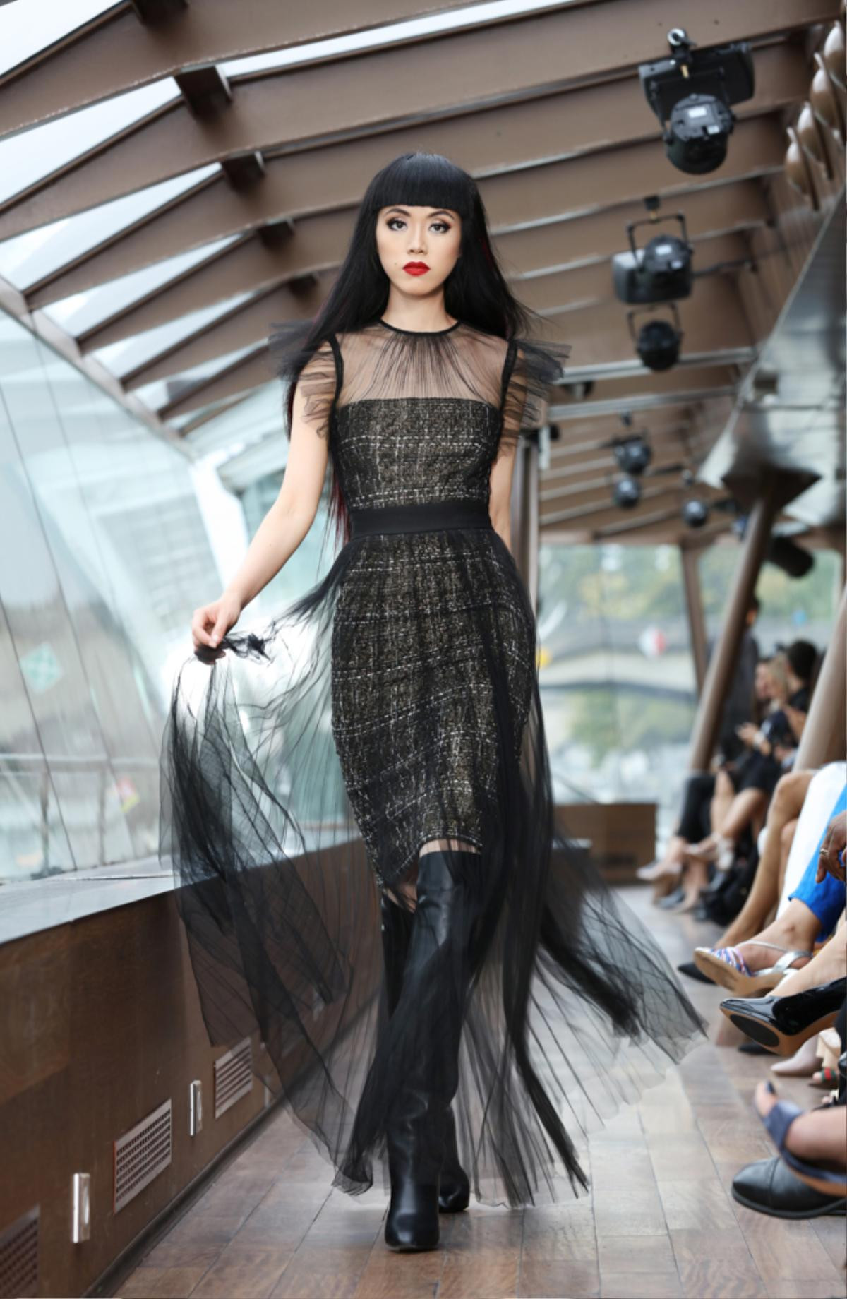 Quỳnh Anh Shyn sang chảnh ngồi ghế đầu dự fashion show của Jessica Minh Anh tại Paris Ảnh 8