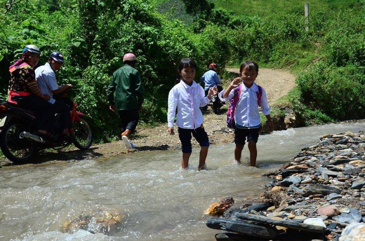 Tâm sự xót xa của thầy giáo 30 năm cắm bản gieo chữ ở nơi mà học trò phải chui túi nilon vượt suối dữ tới trường Ảnh 3