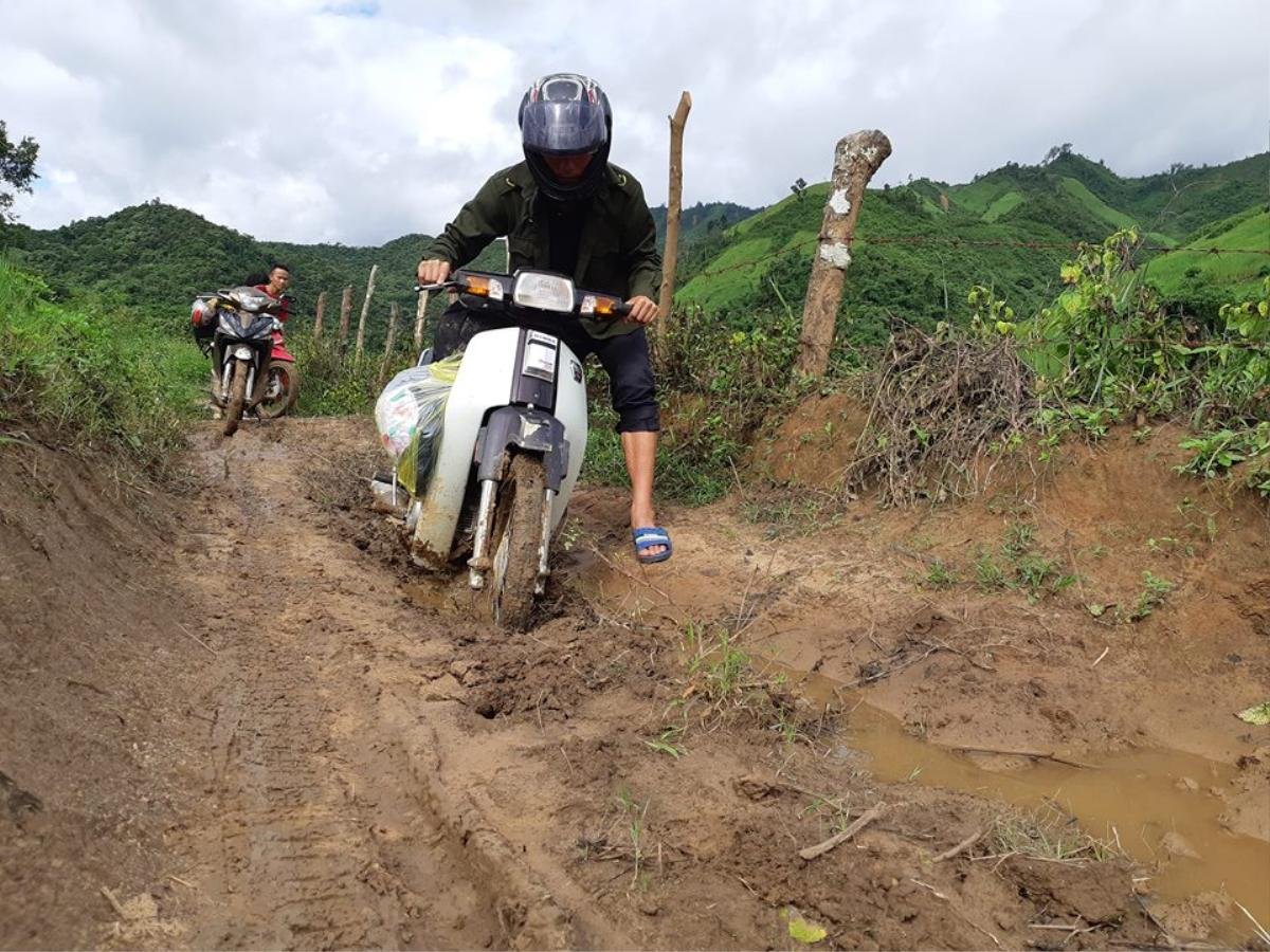 Tâm sự xót xa của thầy giáo 30 năm cắm bản gieo chữ ở nơi mà học trò phải chui túi nilon vượt suối dữ tới trường Ảnh 1