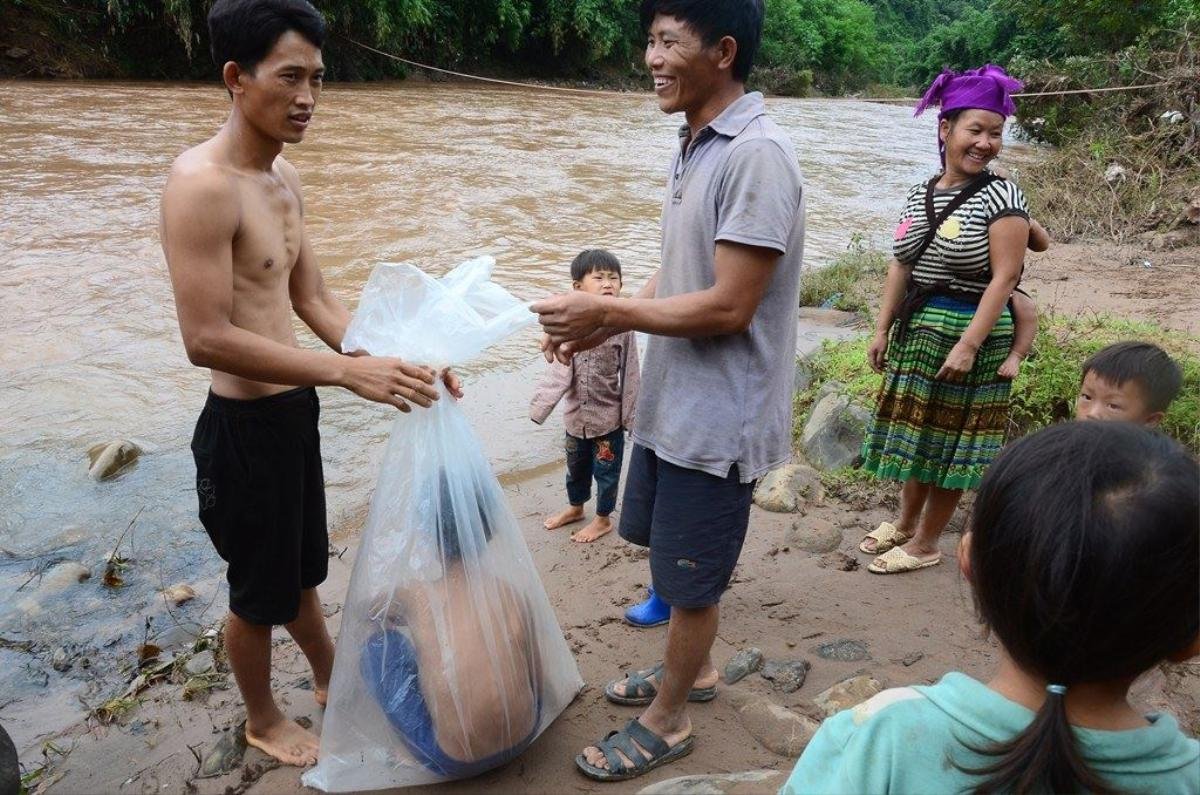 Tâm sự xót xa của thầy giáo 30 năm cắm bản gieo chữ ở nơi mà học trò phải chui túi nilon vượt suối dữ tới trường Ảnh 4