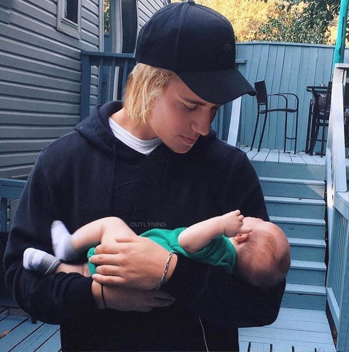 27 giây tan chảy với khung cảnh 'một nhà ba người' cực hạnh phúc của Justin Bieber và Hailey Baldwin Ảnh 2