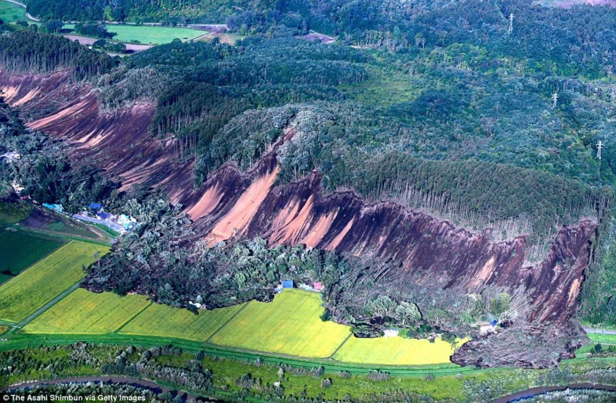 Vừa dứt siêu bão lại đến động đất mạnh, Nhật Bản tan hoang trong đống đổ nát Ảnh 1