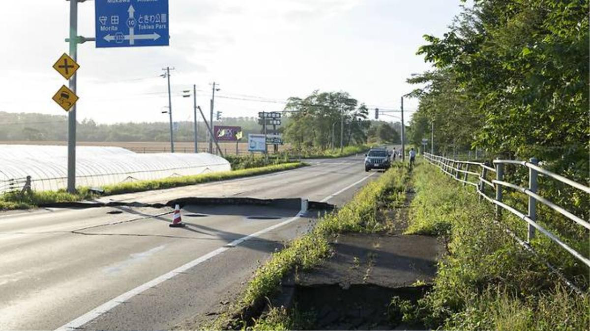 Vừa dứt siêu bão lại đến động đất mạnh, Nhật Bản tan hoang trong đống đổ nát Ảnh 3