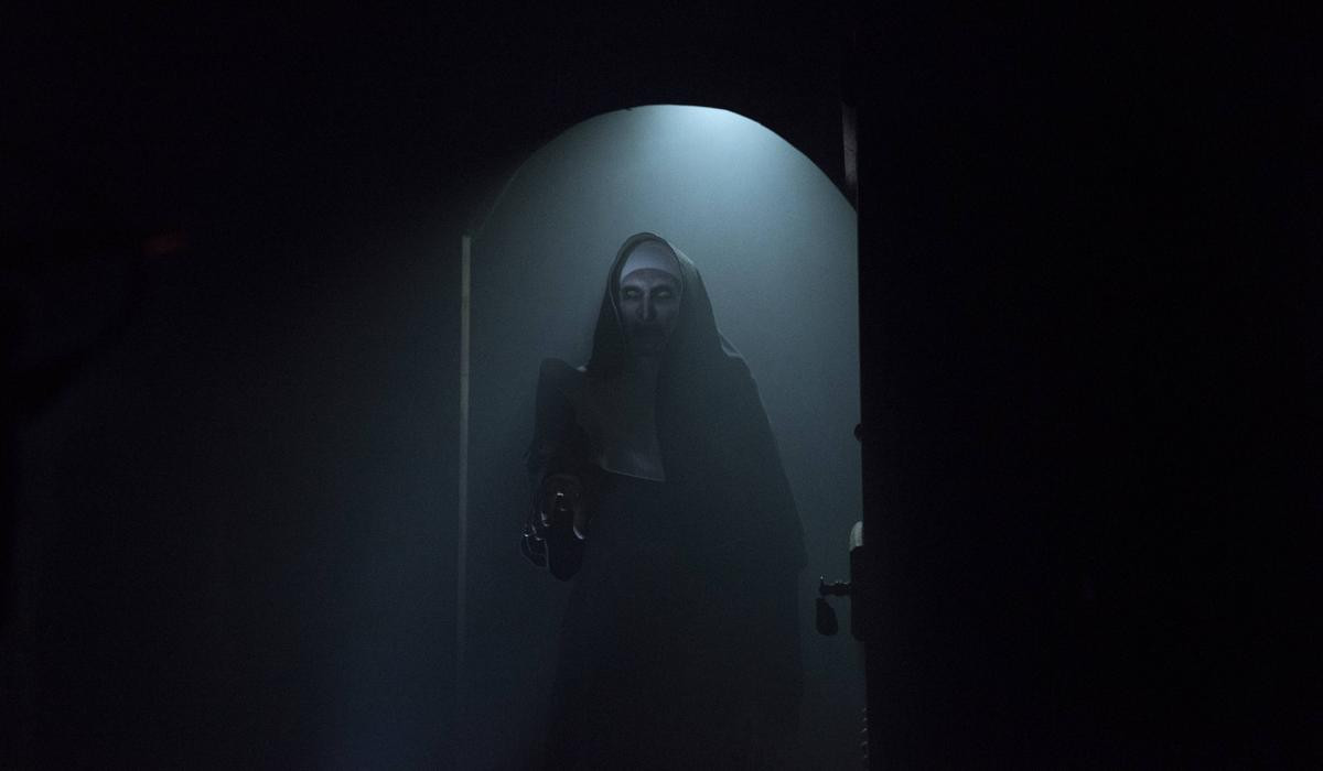 Review 'The Nun': Ác quỷ ma sơ Valak thao túng cả phim, gieo rắc nỗi sợ hãi cùng cực khắp Romania Ảnh 2