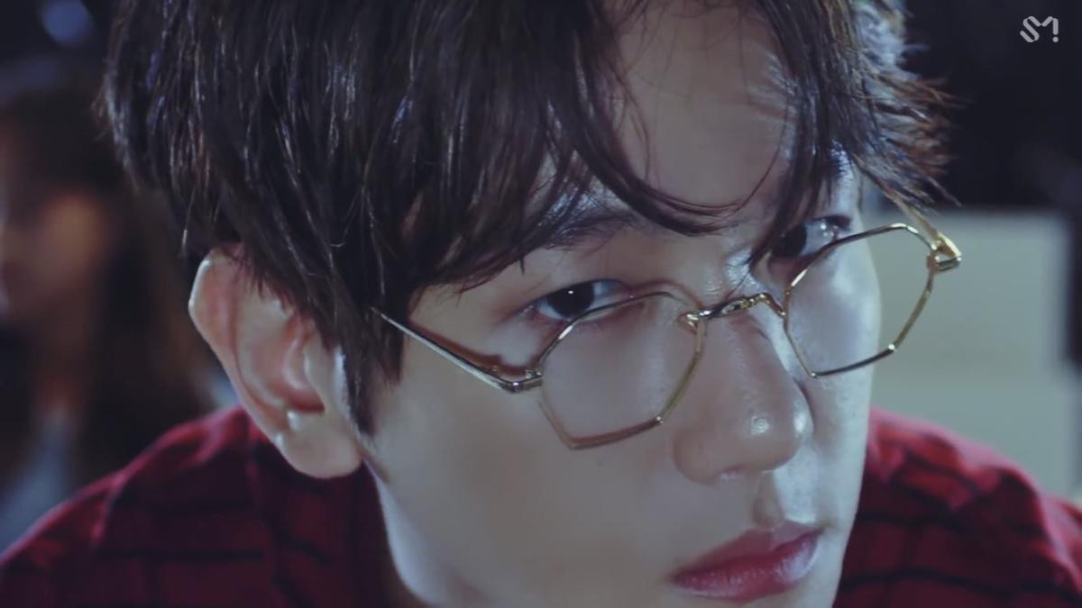 Quên kính thường đi, đẳng cấp tiên tử của Baekhyun (EXO) là phải đeo kính hình lục giác Ảnh 3