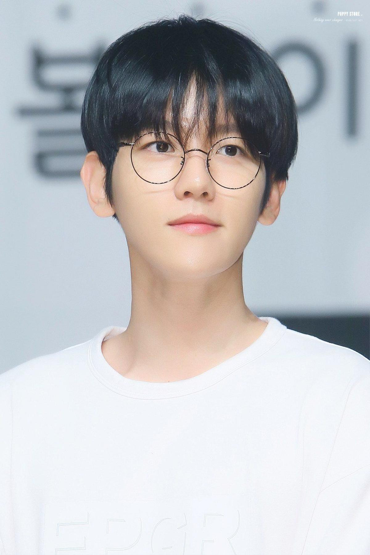 Quên kính thường đi, đẳng cấp tiên tử của Baekhyun (EXO) là phải đeo kính hình lục giác Ảnh 8