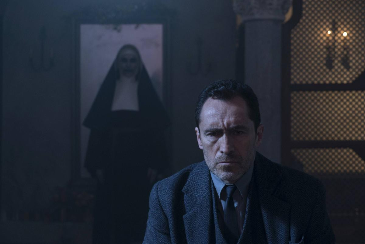 Phim kinh dị 'The Nun' về ác quỷ ma sơ Valak có after-credit kết nối Vũ trụ The Conjuring không? Ảnh 5